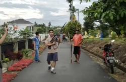 Video Warga dan Polisi Berburu Anjing Gila usai 6 Bocah Terkena Gigitan