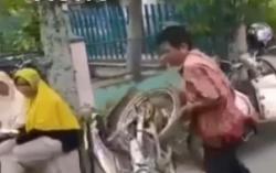 Video Viral Pengendara Banting Motor Tak Terima Ditilang Polisi di Riau