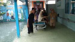 Ruang Rawat Inap Kebanjiran, Puluhan Pasien RSUD Kraton Pekalongan Dievakuasi