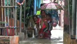 Ribuan Rumah di Subang Terendam Banjir, Ibu-Ibu Bawa Anak Mengungsi