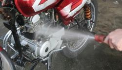 Malas Cuci Motor setelah Terkena Hujan, Ini Efek Buruknya