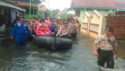 Kunjungi Pengungsi Banjir di Pekalongan, Kapolda Jateng: Tetap Jaga Kesehatan