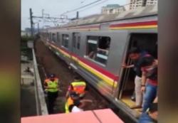 Video Detik-Detik KRL Anjlok di Stasiun Jayakarta