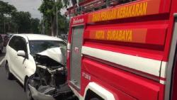 Ngantuk saat Mengemudi, Sopir Taksi Online Tabrak Mobil Damkar yang Tengah Berhenti