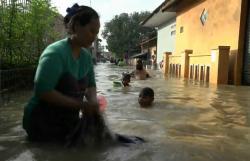 Banjir Hari Ini Masih Merendam Subang: Emak-Emak Nyuci Baju di Genangan, Anak-Anak Main Air