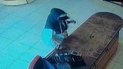 Terekam CCTV, Perampok Bersenjata Api Satroni Toko Roti di Kabanjahe
