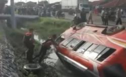 Detik-Detik Minibus Tercebur Parit di Pemalang Hindari Pengendara Motor Perempuan