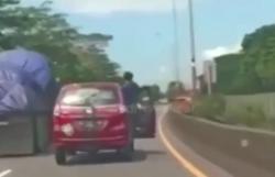 Video Viral Pengendara Mobil Buka Pintu Sambil Berdiri di Jalan Tol Makassar