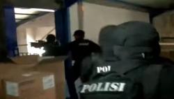 Detik-Detik Polisi Gerebek Pabrik Masker Ilegal di Cilincing Beromzet Rp250 Juta Sehari