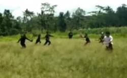 Viral Video Siswa SD Tawuran Gunakan Senjata Tajam di Lahan Kosong Sukabumi