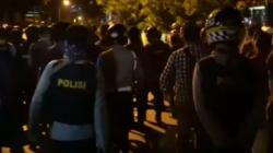 Video Bentrokan 2 Kelompok Pemuda di Baubau, Polisi dan Wartawan Terluka