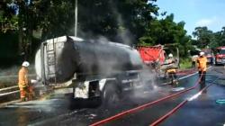 Truk Tangki BBM Meledak Usai Sosor Truk Pasir di Tol Semarang