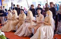 Viral Ibu Bersama 3 Putrinya Nikah Bareng di Lapangan Bola Rajadesa Ciamis