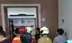 Detik-Detik Evakuasi 17 Pengunjung Terjebak di Lift Rumah Sakit Jakarta Timur
