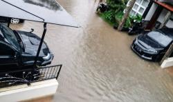 Mobil Mogok saat Menerjang Banjir, Ini yang Harus Anda Lakukan