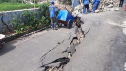 Jalan di Matraman Ambles akibat Erosi Sungai Ciliwung