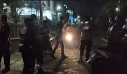 Video Polisi Sterilisasi Rumah Korban Virus Korona di Depok