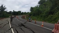 Jalan Lingkar Timur Waduk Jatigede di Sumedang Retak Sepanjang 50 Meter