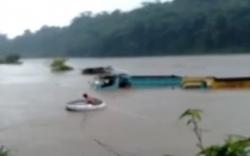 Video Amatir Rekam Evakuasi Truk Terendam Banjir di Jateng