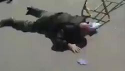 Viral, Pria Diduga Terinfeksi Virus Korona Ambruk di Jalan Raya Iran