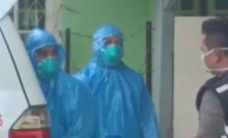 Video Tim Isolasi RSUD Soekardjo Gunakan Jas Hujan Seharga Rp5.000 Tangani Virus Korona
