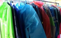 Stok Jas Hujan Kresek di Cirebon Kosong, Diduga Diborong Rumah Sakit