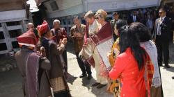 Raja dan Ratu Belanda Dapat Hadiah Ulos Pinunsaan Khas Batak Toba