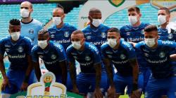Dipaksa Main, Para Pemain Gremio Masuk Lapangan Pakai Masker