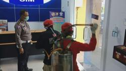 Antisipasi Penyebaran Virus Korona, Mapolres Maros Disemprot Disinfektan