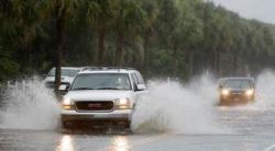 Bahaya Menyalakan Lampu Utama dan Hazard saat Hujan