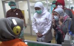 Gubernur Khofifah Sidak Pabrik Masker dan Hand Sanitizer di Jombang