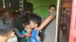 Video Satpol PP Patroli di Sejumlah Warnet Razia Pelajar di Jakarta Timur