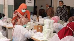 Datangi Pabrik, Gubernur Khofifah Minta Masker dan Hand Sanitizer untuk Rumah Sakit dan Apotek Ditambah 