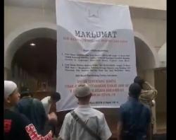 Viral Massa Turunkan Spanduk Maklumat Tidak Salat Jamaah di Masjid Raya Bandung