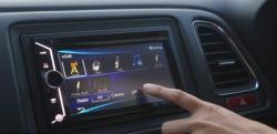 Ingat, Mengakses Layar Sentuh di Mobil saat Berkendara Sangat Berbahaya 
