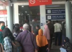 Video Ratusan Penumpang Padati Stasiun Senen Batalkan Tiket Kereta Cegah Corona
