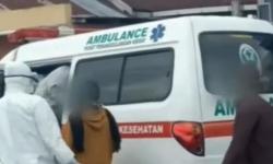 Video Petugas Medis Jemput 3 Orang Keluarga ODP di Bukittingi untuk Diisolasi