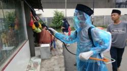 Cerita Remaja Masjid di Medan Semprot Disinfektan Bermodalkan Jas Hujan Plastik