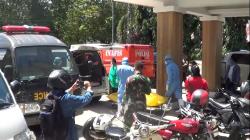 WNA Jerman Tewas di Kamar Hotel, Petugas Evakuasi Jenazah dengan APD Lengkap