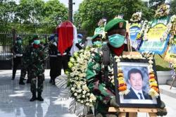 Bob Hasan Dimakamkan dengan Upacara Militer di TMP Gatot Subroto Semarang