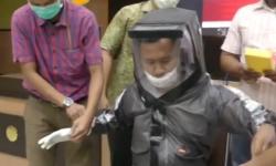 Video Dosen UNS Solo Buat APD Berbahan Mantel Hujan Dilengkapi Kipas Angin