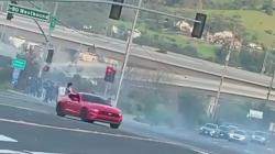 Beraksi saat Social Distancing, Perempuan Ini Terlempar dari Mobil