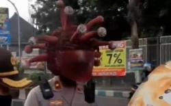 Video Unik Polisi Sosialisasi Pakai Helm Berbentuk Virus Corona dan Peti Mati