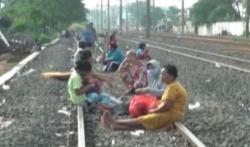 Warga Buaran Bekasi Nekat Berjemur di Jalur Kereta Api karena Minimnya Fasilitas Umum