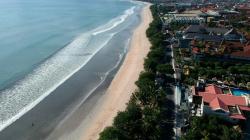 Banyak Wisatawan Bandel, 40 Titik Akses Masuk Pantai Kuta Ditutup Portal<