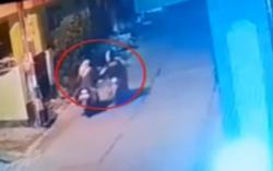 Rekaman CCTV Aksi 2 Penjambret Perempuan di Bintara Bekasi, Korban Terjatuh dari Motor