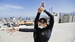 Melihat Aksi Penari Cantik Lebanon Berlatih Sambil Berjemur di Atas Gedung