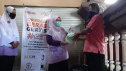 Komunitas Perempuan di Bali Bagikan Sembako untuk Warga Terdampak Virus Corona<