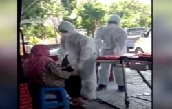 Video Viral Tim Medis Gunakan APD Evakuasi Perempuan Tergeletak di Pinggir Jalan Banyuwangi