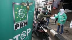 PKB Bagikan Makanan dan Hand Sanitizer kepada Pengemudi Ojek Online